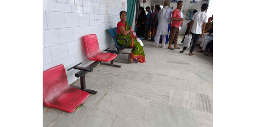 मुजफ्फरपुर सदर अस्पताल ओपीडी में टूटी कुर्सियों से मरीजों को परेशानी, प्रशासन बेखबर